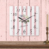 シャビーシックピンクストライプのローズブーモノグラムのケ スクエア壁時計