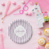 シャビー紫色彩の鮮やかのストライプモノグラムと名前 ペーパープレート (パーティー)