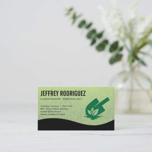 シャベルと植物のガーデニングのロゴ | グラス 名刺 (スタンド正面)