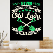 シャベルを備えた老婦人の庭 ポスター (キッチン)