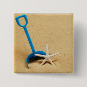 シャベル及びヒトデのビーチのおもしろい 缶バッジ (正面)