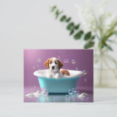 シャボン玉のバスタブの中のかわいい子犬 ポストカード (スタンド正面)