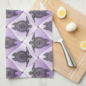 シャマンウミガメ模様 – バイオレット キッチンタオル (四つ折り)