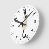 シャムおもしろいネコぶら下がったオン ラウンド壁時計 (傾斜)