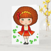 シャムロックが付いている赤い服のアイルランドの女の子 カード (黄色い花)