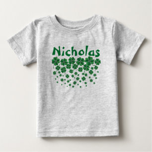シャムロックと聖パトリックパーソナライズされたの日の名前 ベビーTシャツ