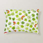 シャムロックと虹の水の色パターンアイルランド アクセントクッション (裏面)