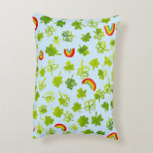 シャムロックと虹の水色ブルーアイルランド アクセントクッション (裏面(縦))