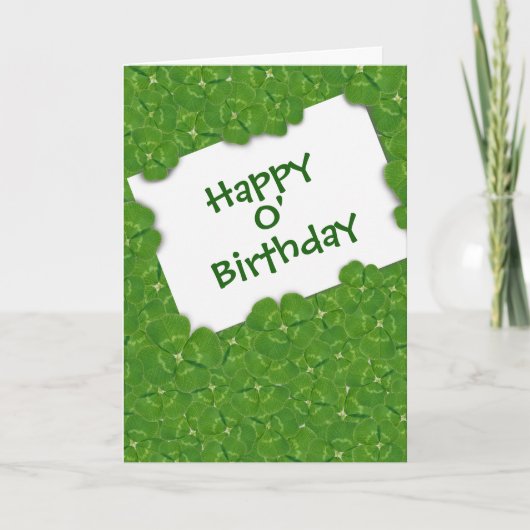 シャムロックに囲まれたアイルランド風誕生日メッセージ カード (正面)