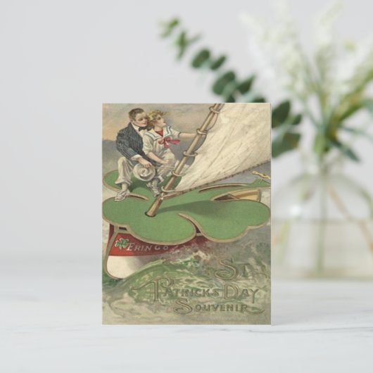 シャムロックのヨットのカップルの航行 ポストカード (スタンド正面)