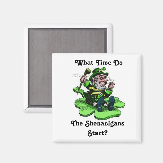 シャムロックの上に座っているレプレシャン マグネット (正面/裏面)