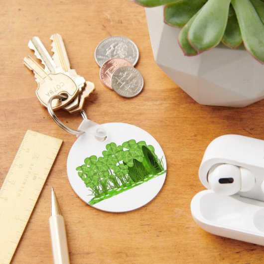 シャムロックの畑に横たわるレプレシャンの帽子 キーホルダー (デスク)