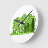シャムロックの畑に横たわるレプレシャンの帽子 ラウンド壁時計 (傾斜)