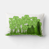 シャムロックの畑に横たわるレプレシャンの帽子 ランバークッション (裏面)