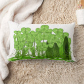 シャムロックの畑に横たわるレプレシャンの帽子 ランバークッション (ブランケット)