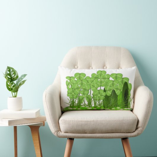 シャムロックの畑に横たわるレプレシャンの帽子 ランバークッション (椅子)