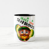 シャムロックを振る – アイルランドの民俗フェスト ツートーンマグカップ (中央)