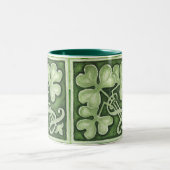 シャムロックグリーン水彩付き聖パトリックの日T ツートーンマグカップ (中央)