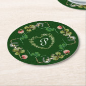 シャムロックハートとピンクの花のグリーンフローラルモノグラム ラウンドペーパーコースター (アングル)