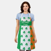 シャムロックパターン | アイルランド国旗のエプロン エプロン (着用した状態)