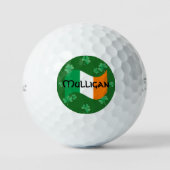 シャムロック付きアイリッシュパーソナライズされた国旗 ゴルフボール (正面)