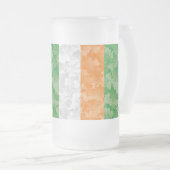 シャムロック模様のアイルランド国旗 フロストグラスビールジョッキ (正面右)