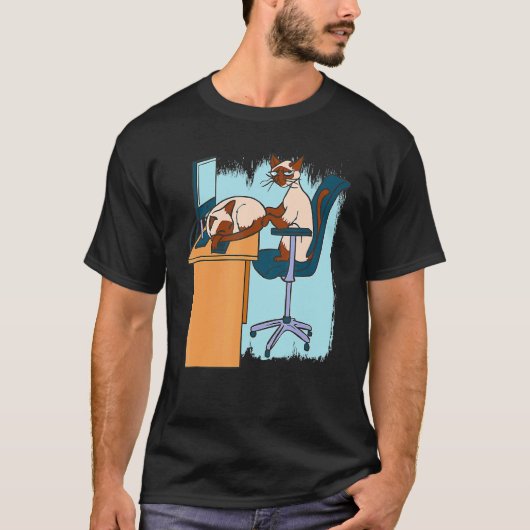 シャム猫がコンピューターで仕事と睡眠をとるオフィス Tシャツ (正面)