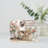 シャム猫が母の日の花をアレンジする ポストカード (スタンド正面)