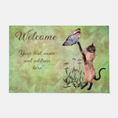 シャム猫と蝶パーソナライズされた歓迎 ドアマット (正面)