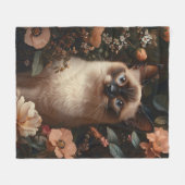 シャム猫に囲まれた赤面ピンクの花 フリースブランケット (正面(横))