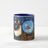 シャム猫のクリスタル・ボールのコイの幸運のファンタジーのマグ マグカップ (中央)