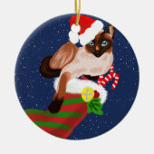 シャム猫のクリスマスとストッキングとサンタハット セラミックオーナメント (正面)