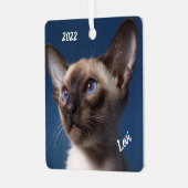 シャム猫の青い目のクローズアップ メタルオーナメント (正面左)