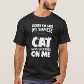シャム猫を飼って寝るのが遅かった Tシャツ (正面)