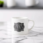 シャルボードスタイルファミリー名とモノグラム エスプレッソカップ<br><div class="desc">エスプレッソの家のために、これらの小柄なカップは、あなたの家族の名前とスタイルモノグラムと白いレタリングで確立された年の独身のイニシャル、黒板の木炭グレーの装飾バッジを備えている。引っ越し祝いパーティープレゼントや新婚のプレゼントにユニークは4または8のセットをピックアップ！</div>