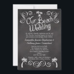 シャルボードパームツリービーチ結婚式 招待状<br><div class="desc">ショア祝ーの上に白いチョークの外観の黒板にスケッチされた明るいヤシの木と一緒にショアの上のナプチアル。ビーチ結婚式素晴らしで素朴なヴィンテージ感じのためにデザインの著作権© CustomInvitesOnline.com</div>