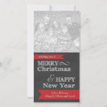 シャルボードメリークリスマスフォトクリスマスカード シーズンカード<br><div class="desc">この写真クリスマスカードは、暗灰色の黒板の背景と文言を特徴とする：あなたがMERRY Christmas & HAPPY New Yearを願う。下部の赤いバナーは、カスタマイズ可能な文字を備えており、家族の名前でカスタマイズできる。</div>