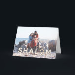 シャロムスターハヌッカカード – 折り畳み シーズンカード<br><div class="desc">この休日にハヌカーの挨拶を送る豪華な方法。「シャロム」とダビデの星が登場するこのハヌカーの写真葉カードは、メッセージの中に入る余地がカスタマイズあること。パーセルスタジオから他のコーディネート項目を探す。</div>