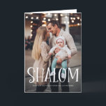 シャロムホワイトレタリングオーバーレイハッピーハヌカー シーズンカード<br><div class="desc">ハッピーハヌカー！家族や友人に休日の願いと挨拶を送る写真のホリデーカードは'シャロム'オーバーレイを特徴とする。名前、メッセージ、写真を追加してパーソナライズする。このデザインは、フラットカード、折り畳みカード、はがき状に利用できる。</div>