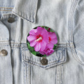 シャロンのピンクのバラの雨滴花びら花写真 缶バッジ (インサイチュ)