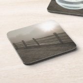 シャロンの近くの霧を通した塀そして日が差すこと コースター (左側)