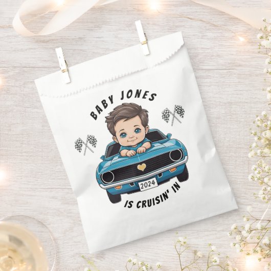 シャワクラシックーに乗ったレースカー男の赤ちゃんクルーシン フェイバーバッグ (クリップ留めされた状態)