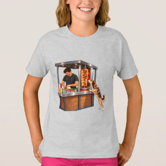 シャワルマスタンドの前でお腹を空かせた面白い犬のキッズTシャツ Tシャツ