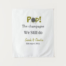 シャンパンを開けましょう 私たちはまだゴールドグレーのカップル名をします タペストリー