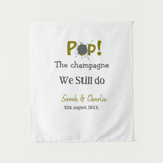 シャンパンを開けましょう 私たちはまだゴールドグレーのカップル名をします タペストリー (正面)