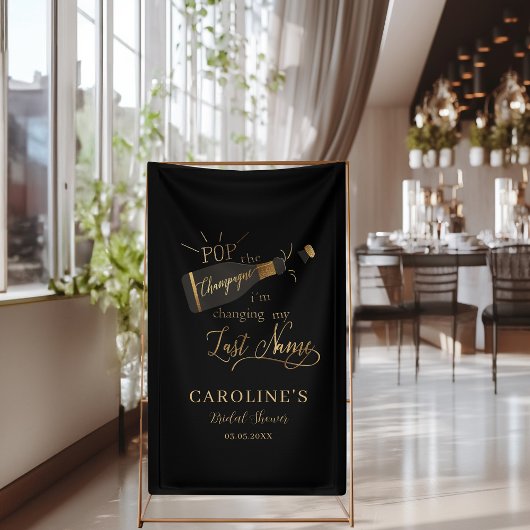 シャンパンを開けよう！ 私、苗字を変えるの！ 横断幕