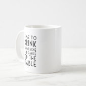 シャンパンを飲んでテーブルで踊る時間 コーヒーマグカップ (正面左)