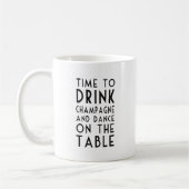 シャンパンを飲んでテーブルで踊る時間 コーヒーマグカップ (左)