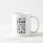 シャンパンを飲んでテーブルで踊る時間 コーヒーマグカップ<br><div class="desc">誓いが交わされる前に、女の子たちと酒を飲んだり踊りしたりしなければならない。花嫁素晴らしと花嫁の贈り物。</div>