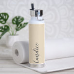 シャンパンカラーパーソナライズされたの結婚花嫁メイド ウォーターボトル<br><div class="desc">この結婚トレンディー、真空の絶縁水ボトルで彼女の名前を灰色で様式化したスクリプトでシャンパンカラーの背景に自分の配色に合わせて設計された彼女のブライドメイドやメイド・オブ・オーナー(花嫁付き添い人)を贈結婚る。必要に応じてボトルを編集し、名前を独自の名前に置き換えることによって、パーソナライズ。ウォーターボトルスタイルを選択。多くの花嫁の人気があるテーマ色で結婚利用可能。</div>